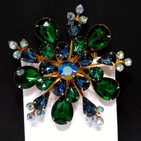 Vintage 1950s Emerald Green Rhinestones Snowflake Brooch - Picture 4 of 10